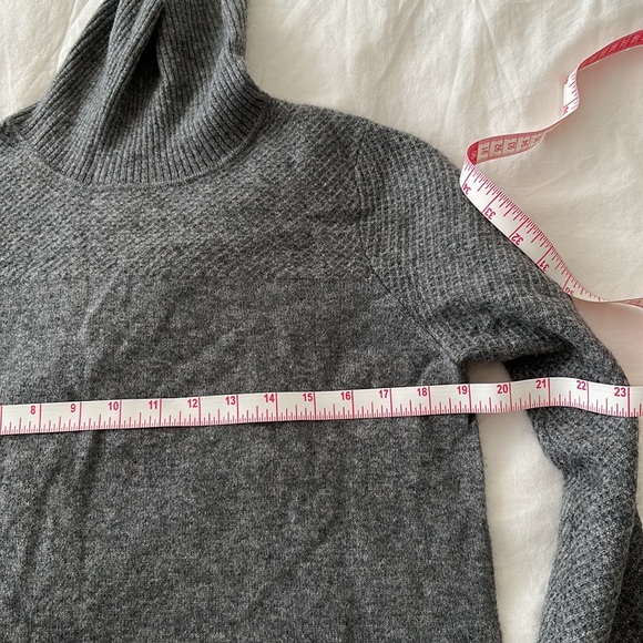 NICOLE MILLER 🤩100% cashmere M sweater gray waffle pattern sleeves turtleneck - Picture 6 of 6